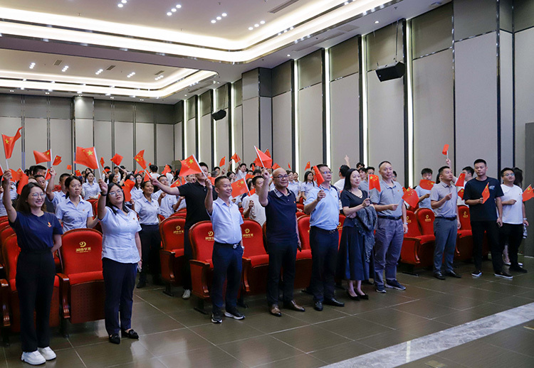 铭记历史征程 凝聚奋进力量  理想华莱职工观看纪念中国人民抗日战争暨世界反法西斯战争胜利80周年大会