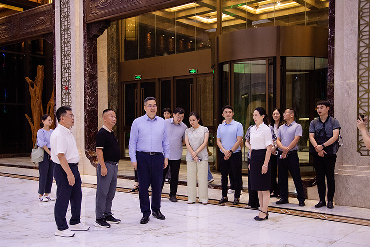 湖南省商务厅副厅长邓卫平一行莅临理想华莱调研指导工作